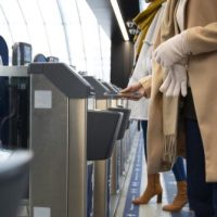 mano-sujetando-el-telefono-de-cerca