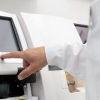 medico-que-trabaja-en-una-clinica-de-oftalmologia (1)